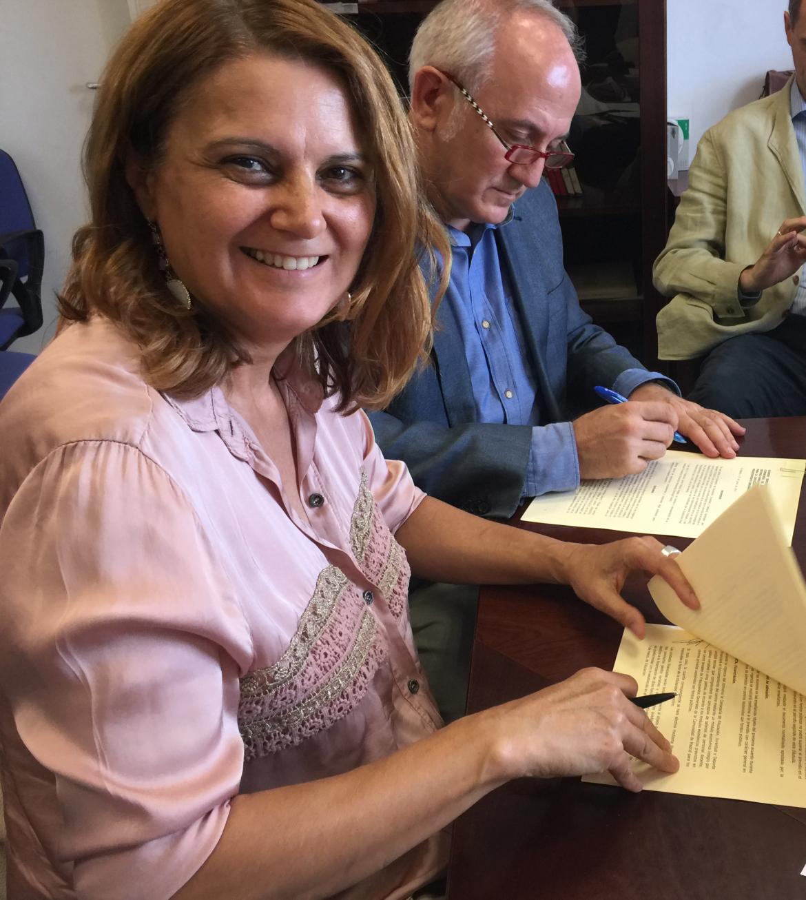 Soledad Ferreras, directora del centro San Juan de Dios, firmando el concierto