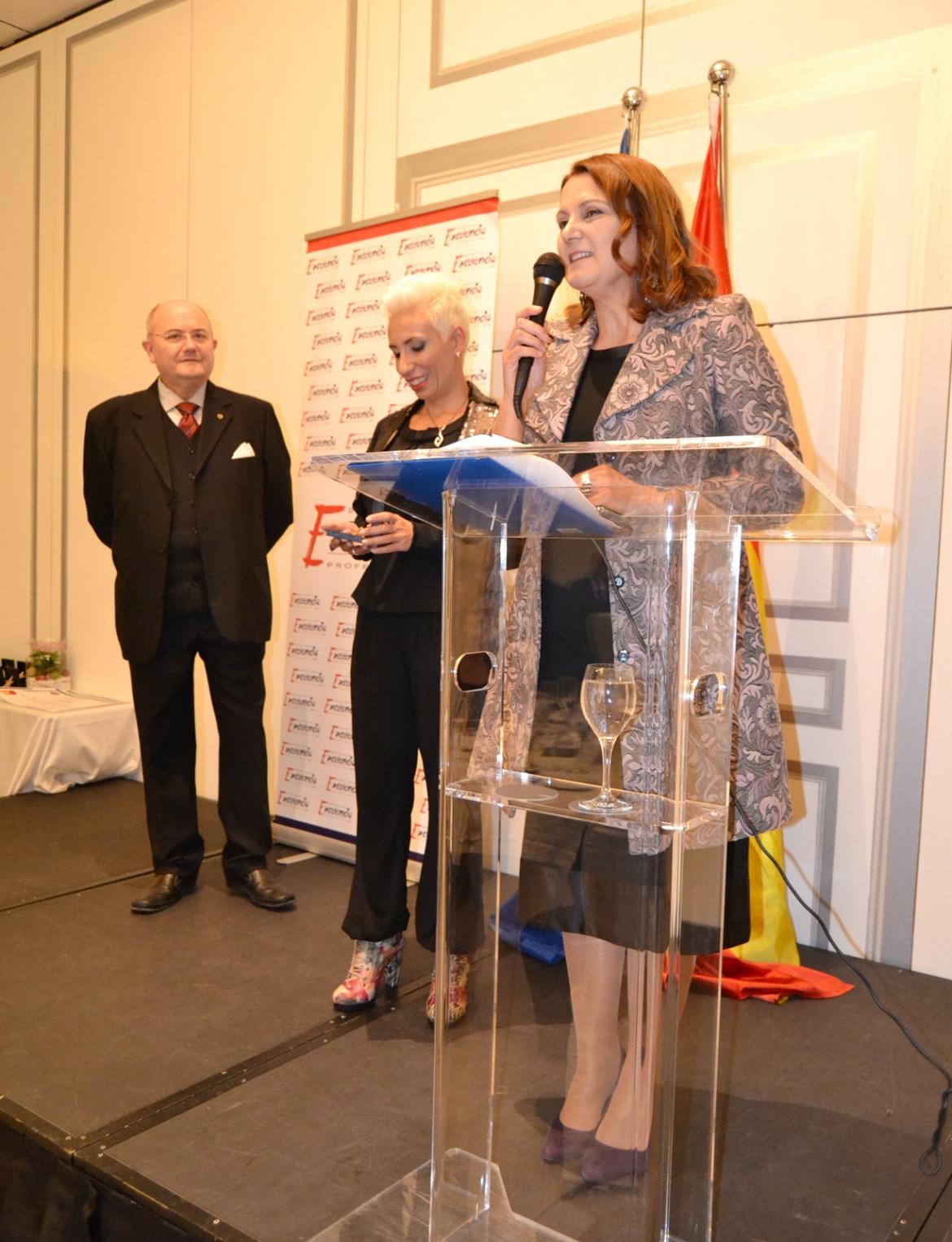 Soledad Ferreras, directora del centro, y Patricia Maurelos, tutora de Radioterapia y Dosimetría, recibiendo el reconocimiento